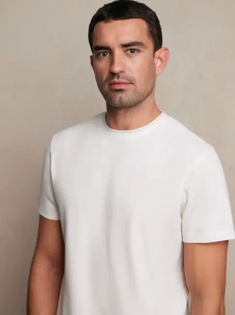 Ponadczasowy T-shirt marki BYTOM - jak nosić i z czym łączyć?