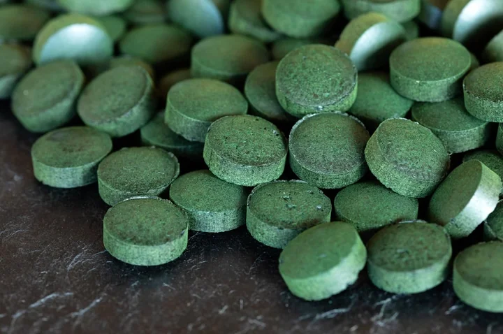 Spirulina w tabletkach czy w proszku – co wybrać i dlaczego?