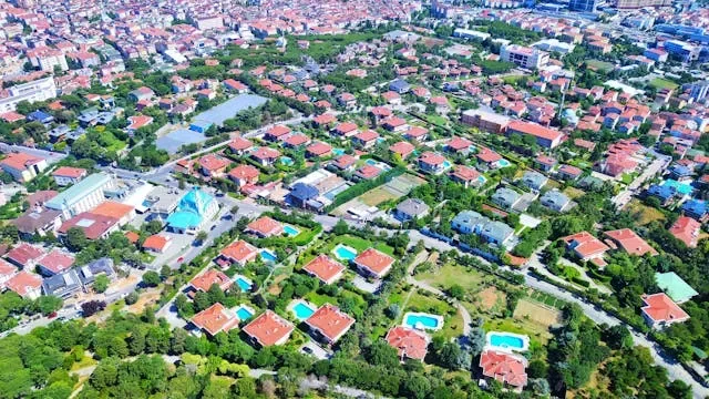 Uciążliwe sąsiedztwo – jak sprawdzić, co może powstać obok działki?