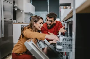 Zmywarka vs mycie ręczne – co się bardziej opłaca?