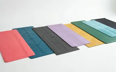 Mata macie nierówna. Jak wybrać idealną matę do jogi i fitnessu?