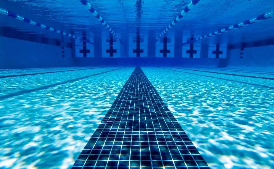 Paweł „Dazzle” Kidoń rozgrzeje publiczność w przerwie meczu MKS ze Śląskiem we Hali Centrum