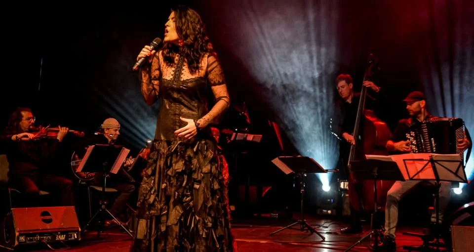 Obrazek przedstawia grafikę promocyjną wydarzenia Koncert Silesian Tango Quintet z Kingą Rataj nad jeziorem Pogoria III