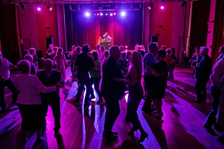 Grafika promocyjna wydarzenia Potańcówka dla seniora w Domu Kultury Ząbkowice – wiosenne tańce, muzyka i słodki poczęstunek