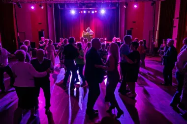 Grafika promocyjna wydarzenia Potańcówka dla seniora w Domu Kultury Ząbkowice – wiosenne tańce, muzyka i słodki poczęstunek