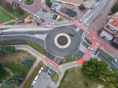 Autobusy wracają na stałe przystanki. Nowe rondo na Wybickiego
