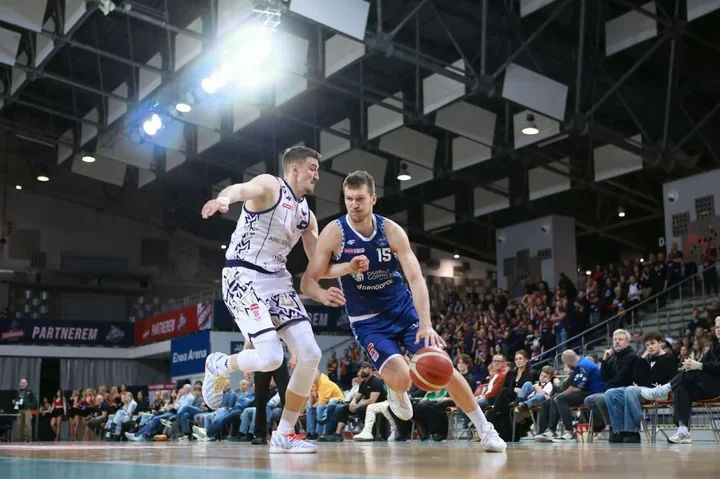 MKS rzucił się w pogoń. King był bezlitosny pod koszem