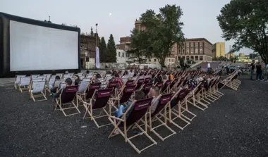 Letnie kino pod chmurką wraca do Dąbrowy - repertuar na wakacyjne wieczory