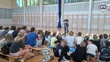 Policjant w Błędowie przypomniał uczniom, co chroni na drodze