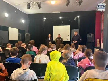 Policjanci uczą dzieci bezpieczeństwa podczas ferii - akcja w Dąbrowie