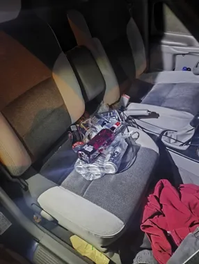 Jechał całą szerokością jezdni - w aucie miał 3,5 promila i zapas alkoholu