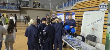1500 osób na targach - policjanci przyciągnęli tłumy młodzieży